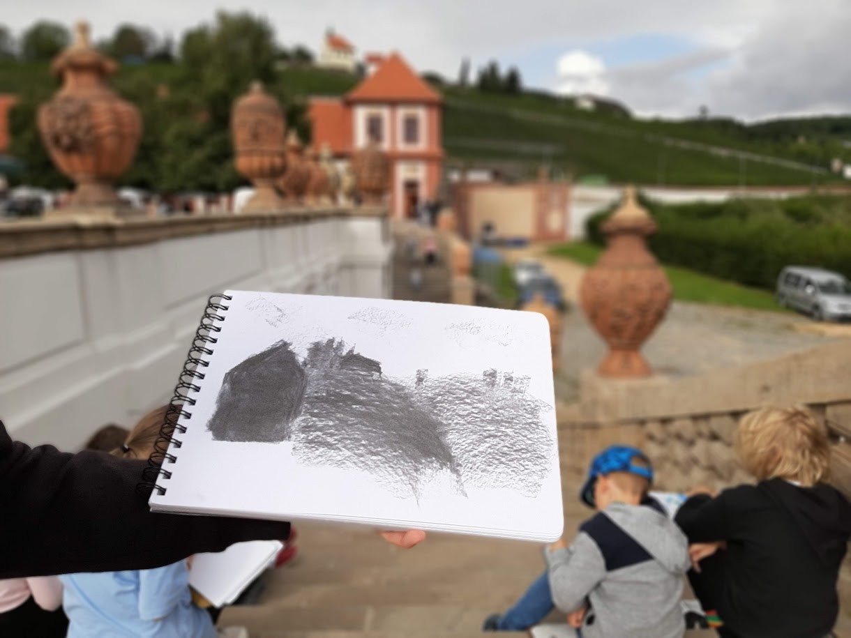 Kreslení do skicáku při společném výletě